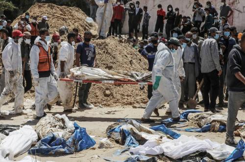 أكثر من 140 مقبرة جماعية بغزة ..  والاحتلال يتجاهل التحذيرات الأممية