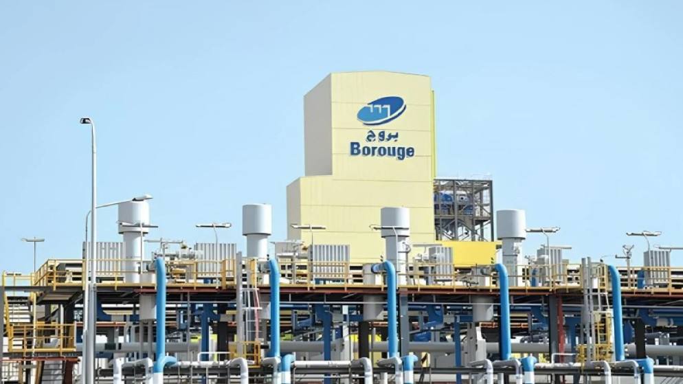 أبوظبي: تعليق العمليات في مصنع للبتروكيماويات بعد سقوط شظايا