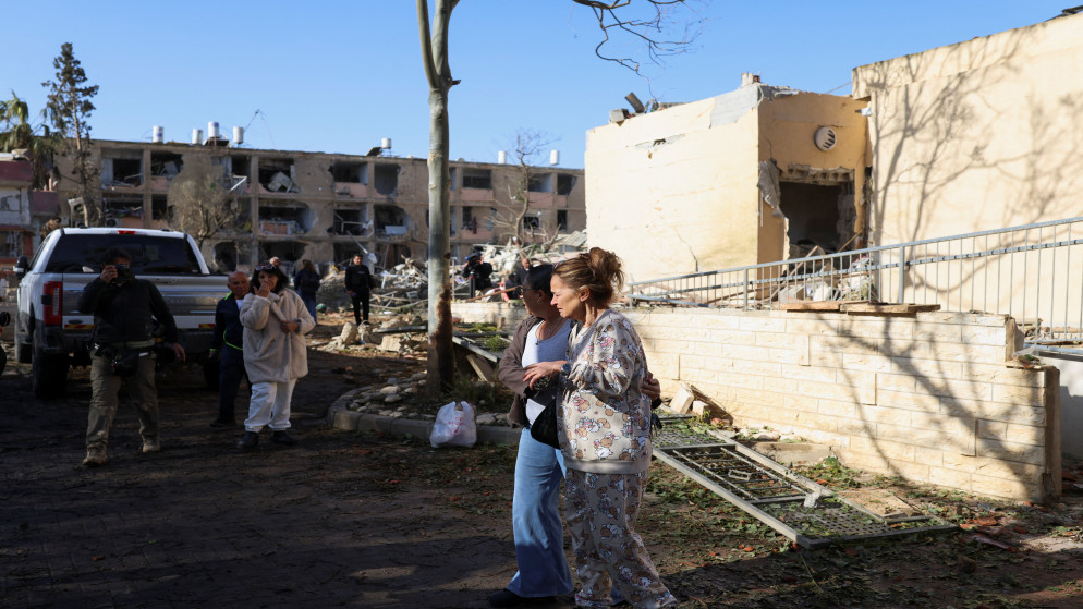 آثار الدمار عقب ليلة من الهجمات الصاروخية الإيرانية في ديمونا