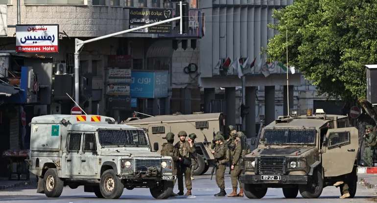 الاحتلال يشن حملة اعتقالات واسعة بالضفة والمستوطنون يحرقون مزرعة