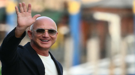 جيف بيزوس يصبح مساهما بحصة أقلية في ليفربول