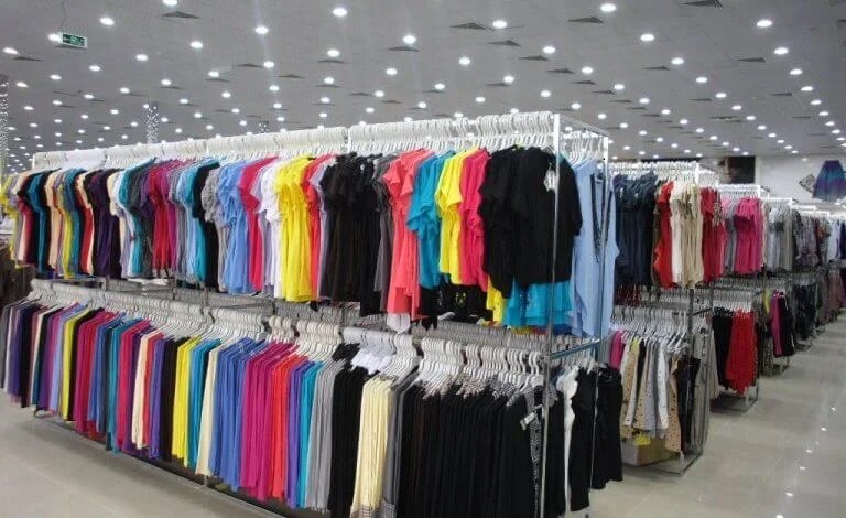 خمسينية تسرق 860 دينارا من موظف محل ملبوسات