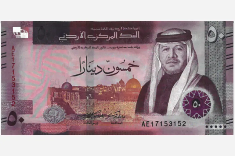 فيديو يهز إربد ..  سائق يفر بعد الاستيلاء على 50 ديناراً وشاب يسقط أرضاً خلال مطاردته