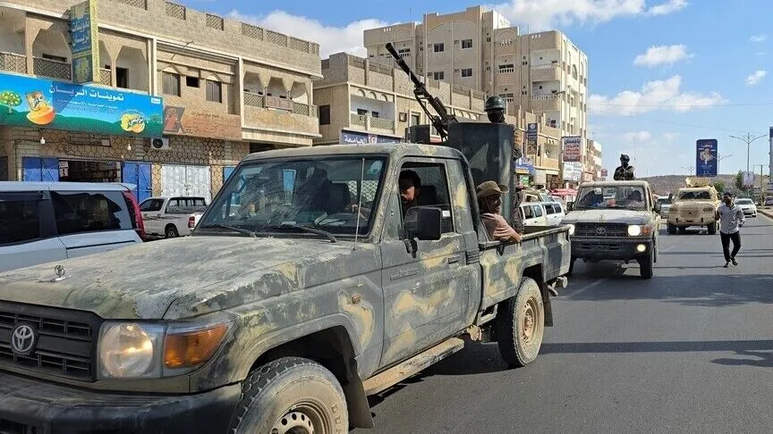 الجيش اليمني يستهدف شاحنات حوثية محملة بالصواريخ