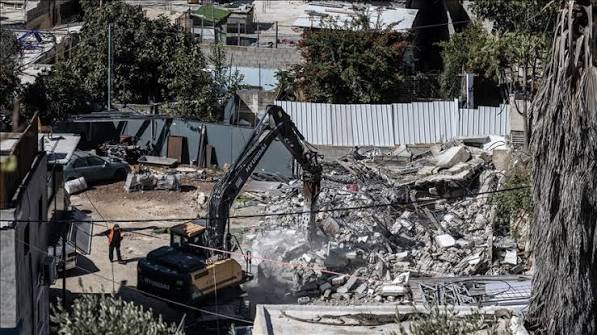 الاحتلال يهدم 3 منازل في القدس ويشرد 21 فلسطينيا