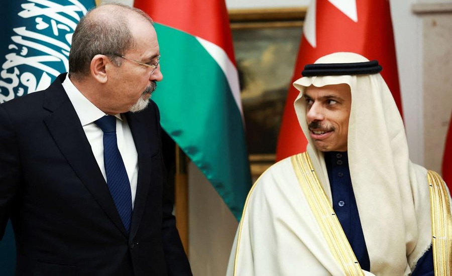 الصفدي وبن فرحان يبحثان هاتفيا جهود خفض التصعيد في المنطقة 