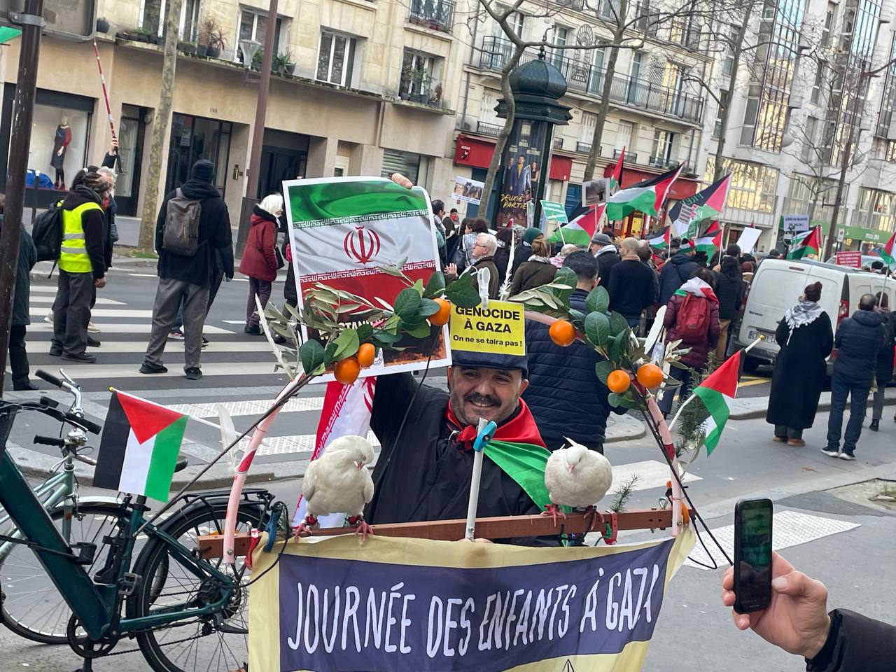 باريس .. متظاهرون وناشطون ينظمون فعالية تضامنية مع إيران في وجه تهديدات ترامب 