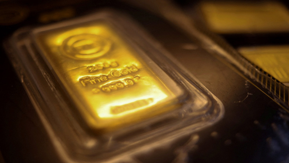 الذهب يصعد مع تراجع الدولار والمستثمرون يقيمون آفاق اتفاق السلام