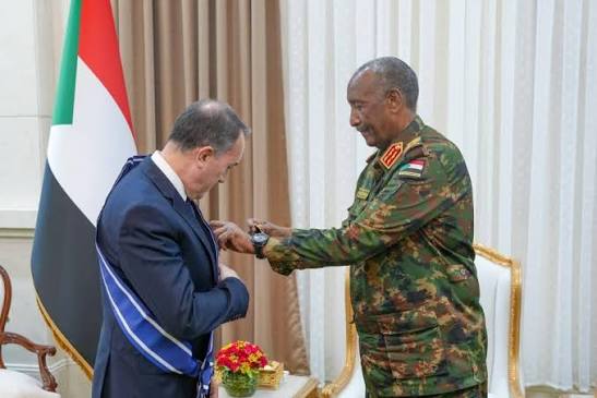 رئيس مجلس السيادة السوداني يمنح السفير التركي وسام النيلين