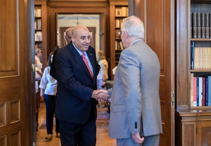 القاضي ينقل تحيات الملك إلى الرئيس اليوناني