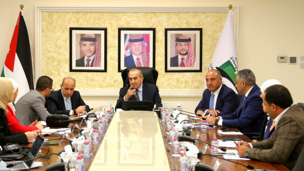 الحكومة تبحث إنشاء مواقف اركن وتنقّل الذكية على محاور العاصمة
