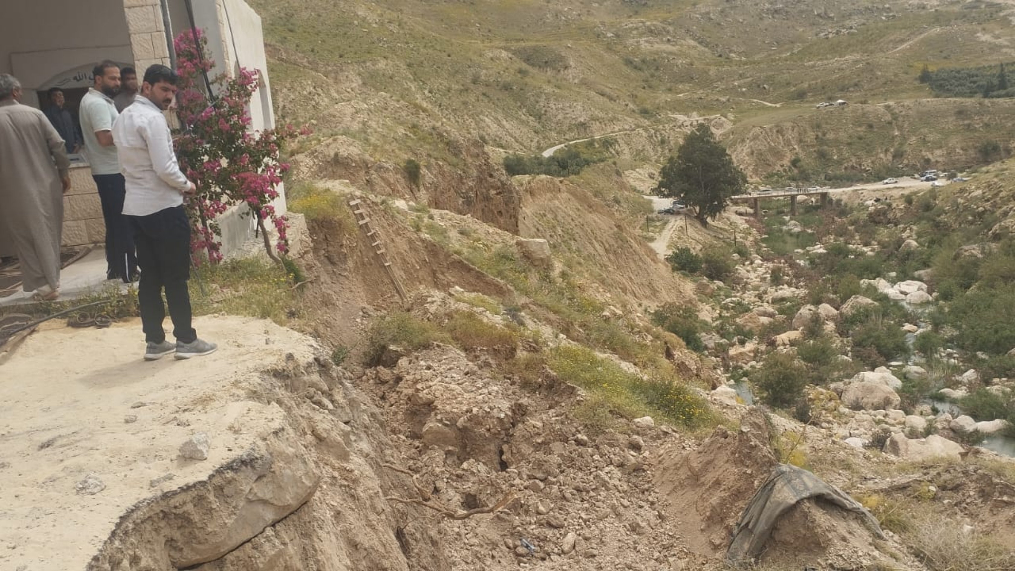 إغلاق مسجد الهيدان احترازياً بسبب انهيارات ترابية أسفله