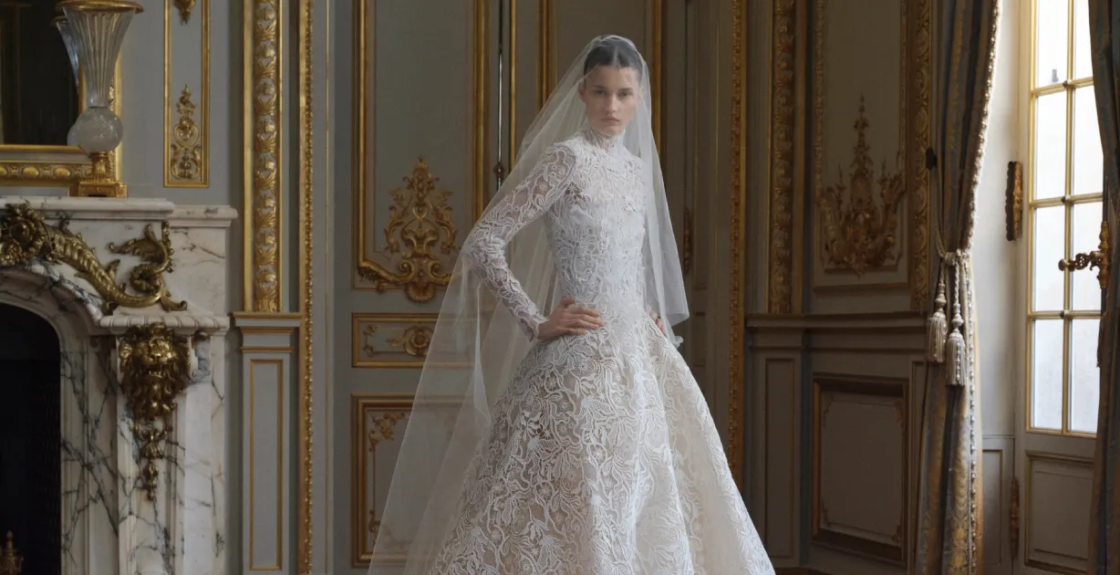 إيلي صعب يطلق مجموعة فساتين زفاف ربيع وصيف 2027 