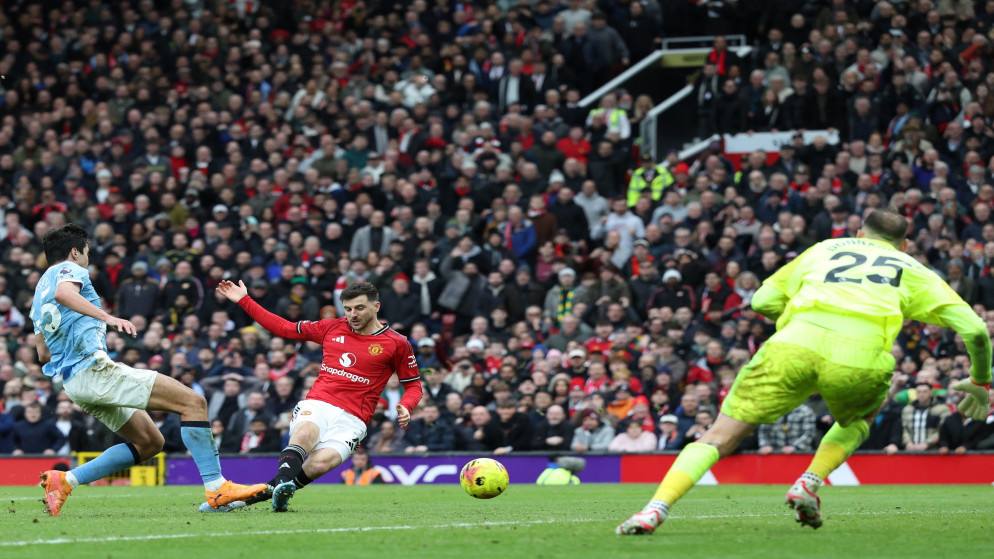 مانشستر يونايتد يفوز على مانشستر سيتي 2-0 في المباراة الأولى لكاريك
