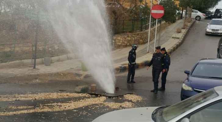 ماسورة مياه مكسورة تسبب أزمة سير خانقة بعمان