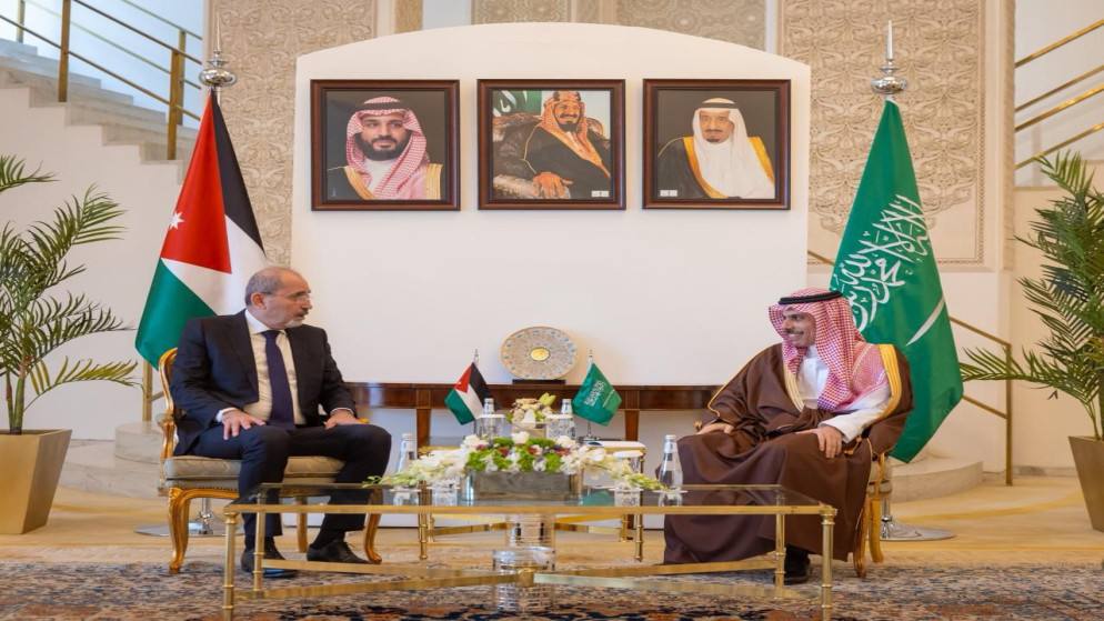 الصفدي ونظيره السعودي يؤكدان التضامن في مواجهة الاعتداءات الإيرانية على البلدين