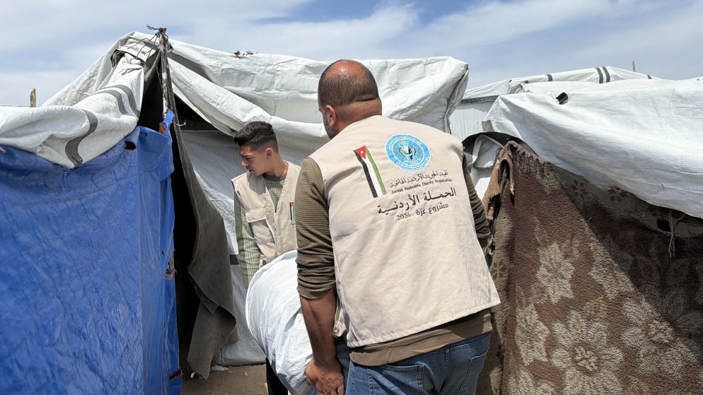 الحملة الأردنية توزّع خياماً على النازحين في خان يونس 