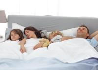 دراسة تحذر من نوم الطفل في سرير والديه 