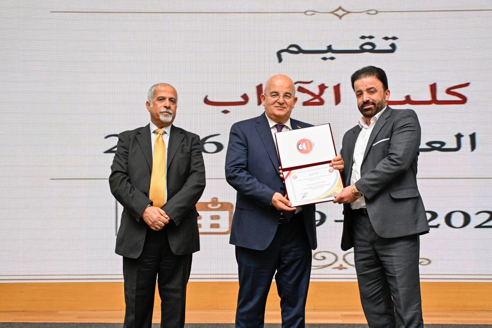 الجامعة الهاشمية تُكرِمُ الأكاديميين والطلبة الفائزين بجوائز كلية الآداب