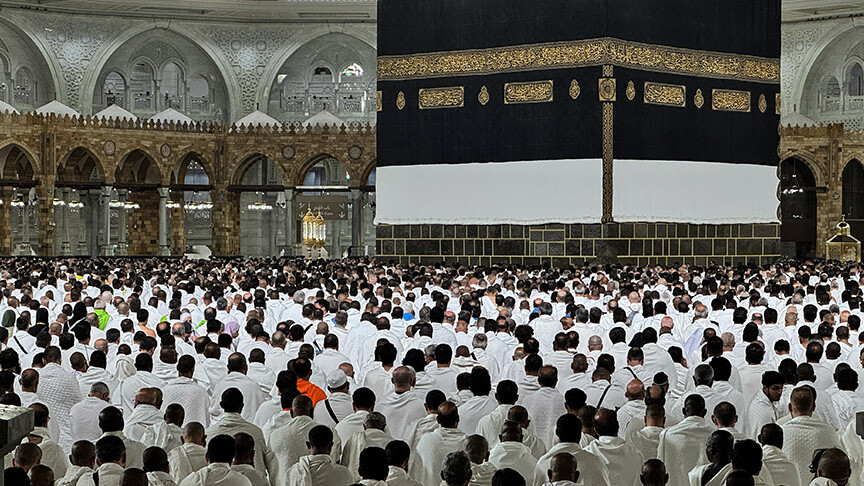 الحجاج يواصلون طواف القدوم بالحرم المكي