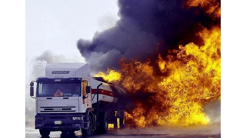 اشتعال صهريج نفط على الطريق الخلفي في العقبة .. فيديو