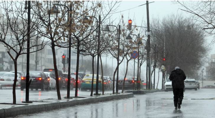 استعدادات وتحذيرات لمواجهة منخفض جوي الجمعة