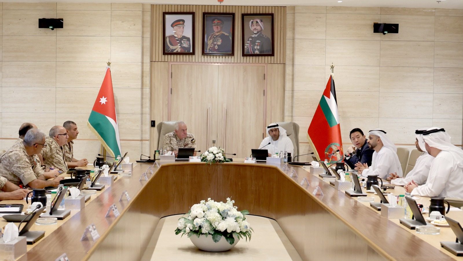رئيس هيئة الأركان يستقبل وفداً إماراتياً
