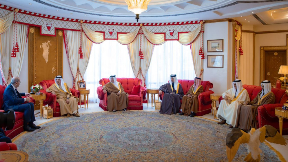 ملك البحرين يستقبل الصفدي