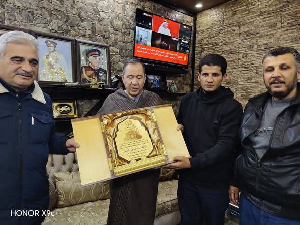 موظفون ببلدية جرش الكبرى يكرمون رئيس اللجنة بني ياسين