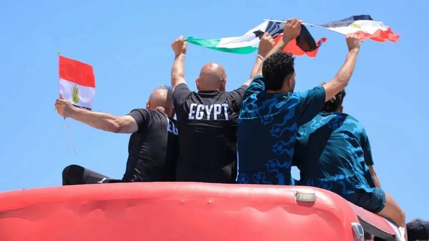 علم فلسطين يتصدر احتفالات استقبال منتخب مصر ..  صور