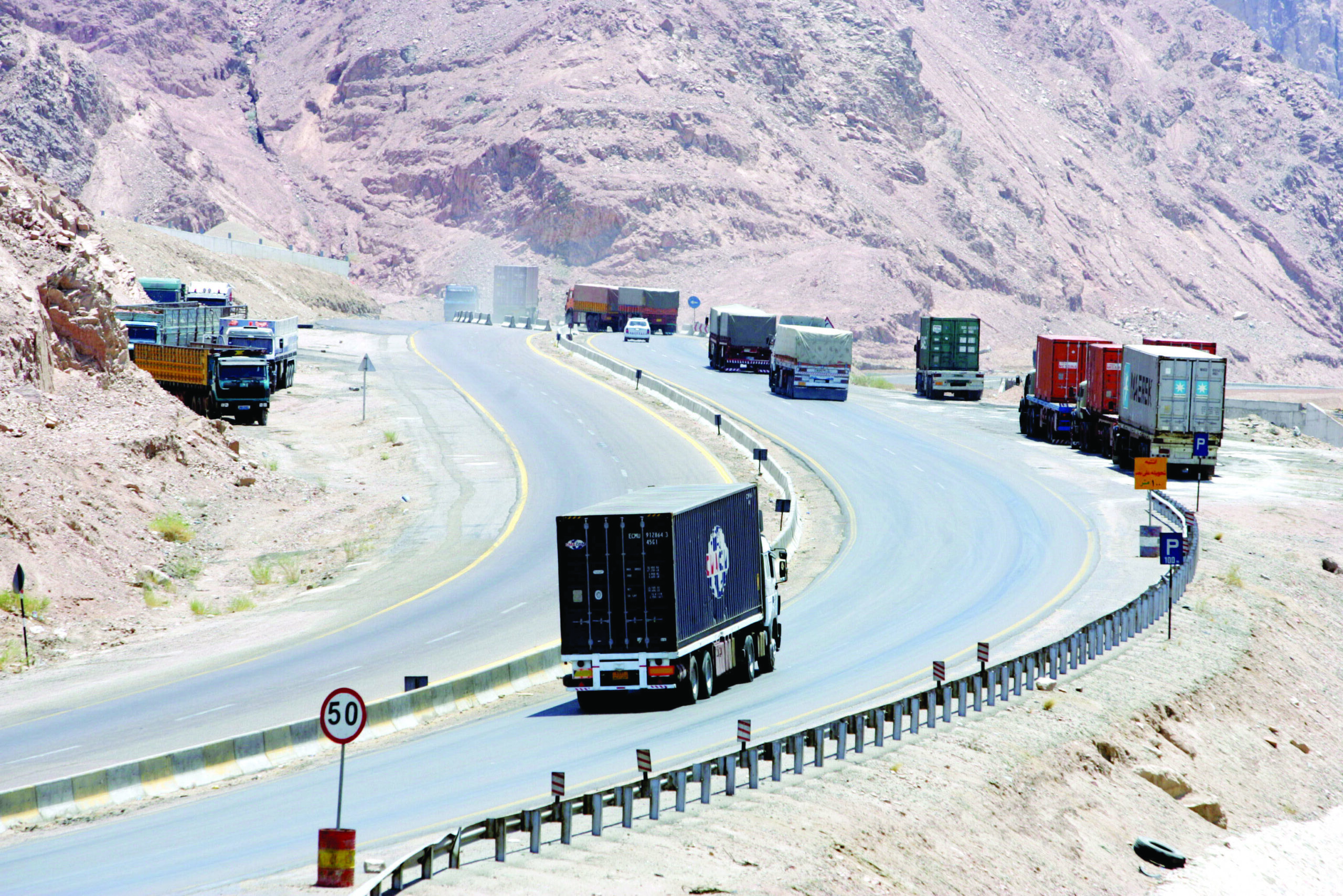 الخارجية : تأمين مغادرة 11 سائقا أردنيا وشاحناتهم من السودان 