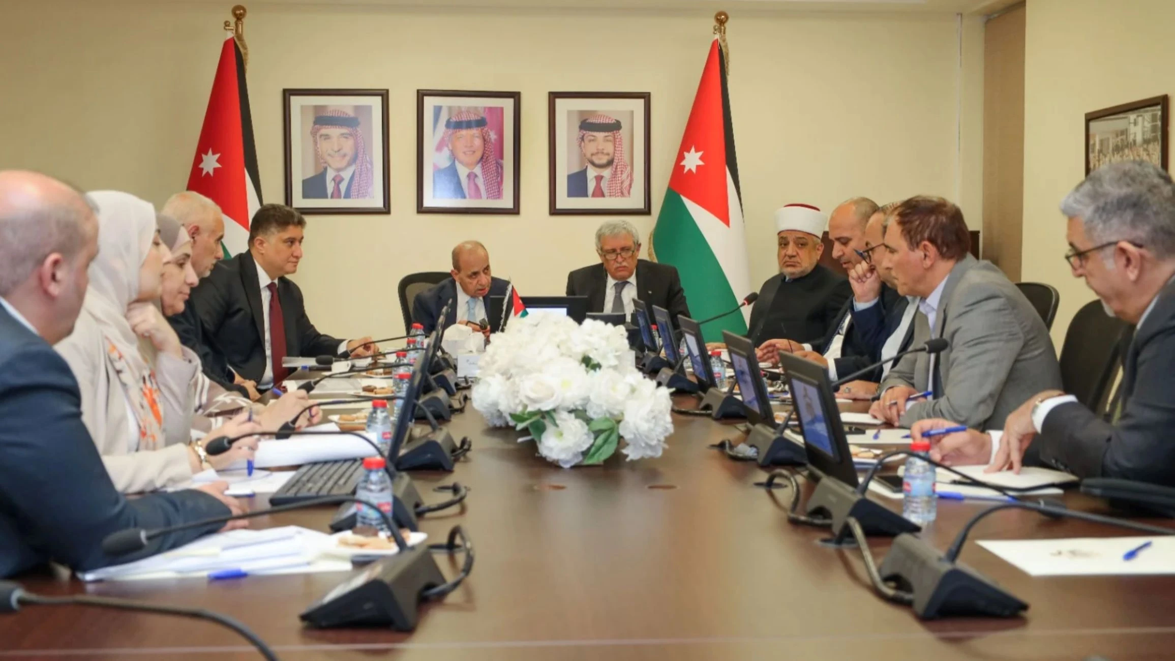 وزراء يبحثون تعزيز النقل العام واستثمار أراضي الأوقاف القريبة من مطار الملكة علياء