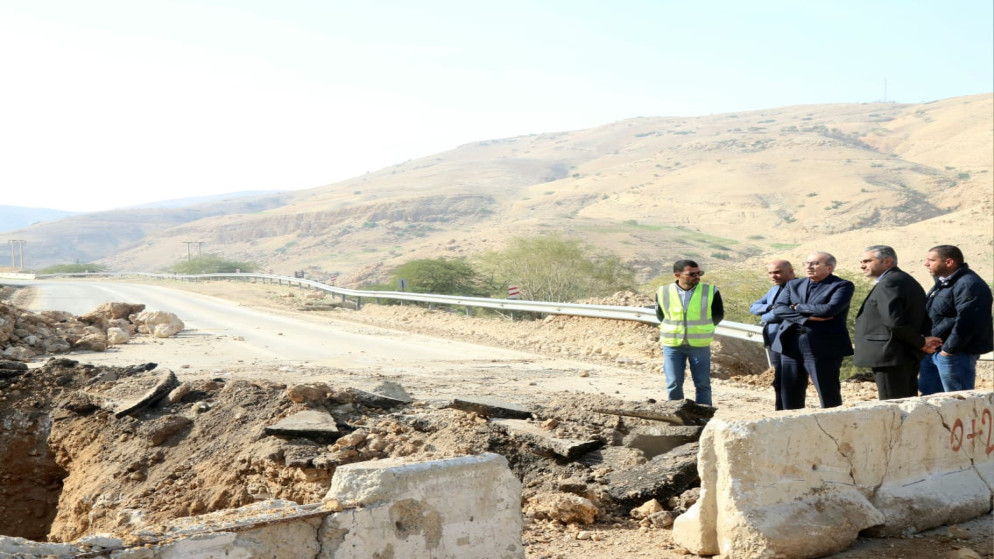 تفقُد أعمال معالجة الانهيارات على طريق وادي شعيب