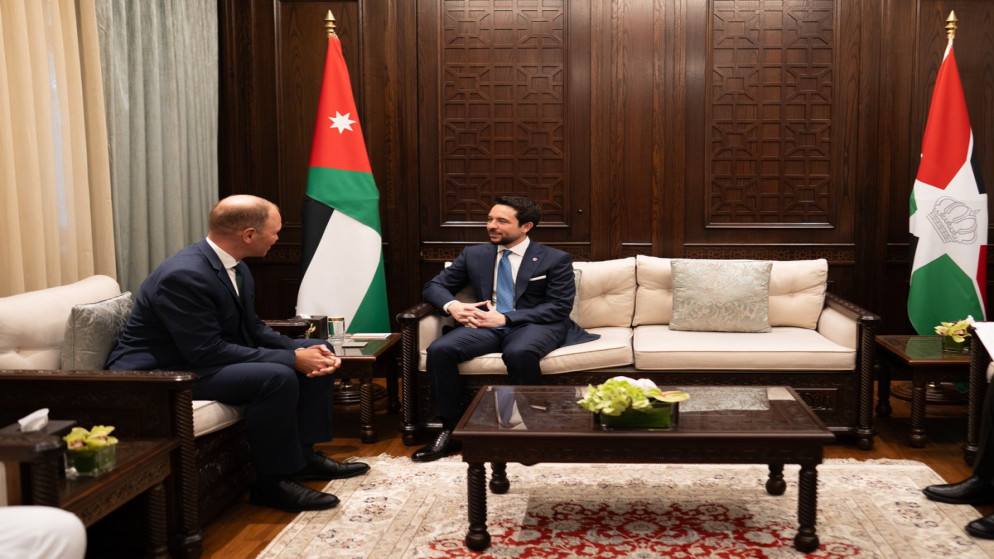 ولي العهد يستقبل وزير الدولة في وزارة الدفاع الألمانية نيلز هيلمر
