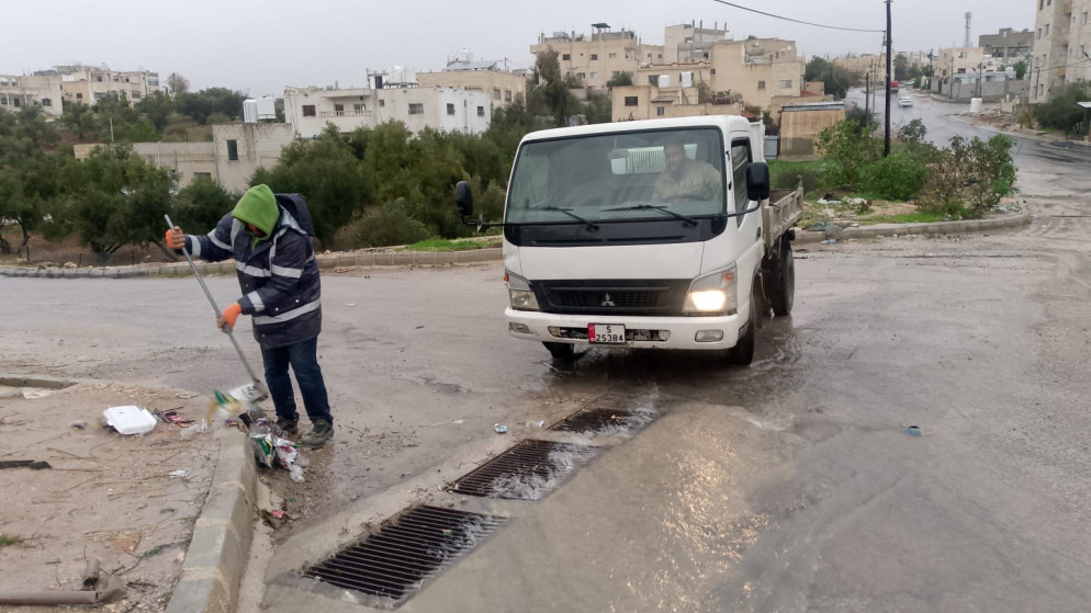 بلدية عجلون تتعامل مع فتح طرق