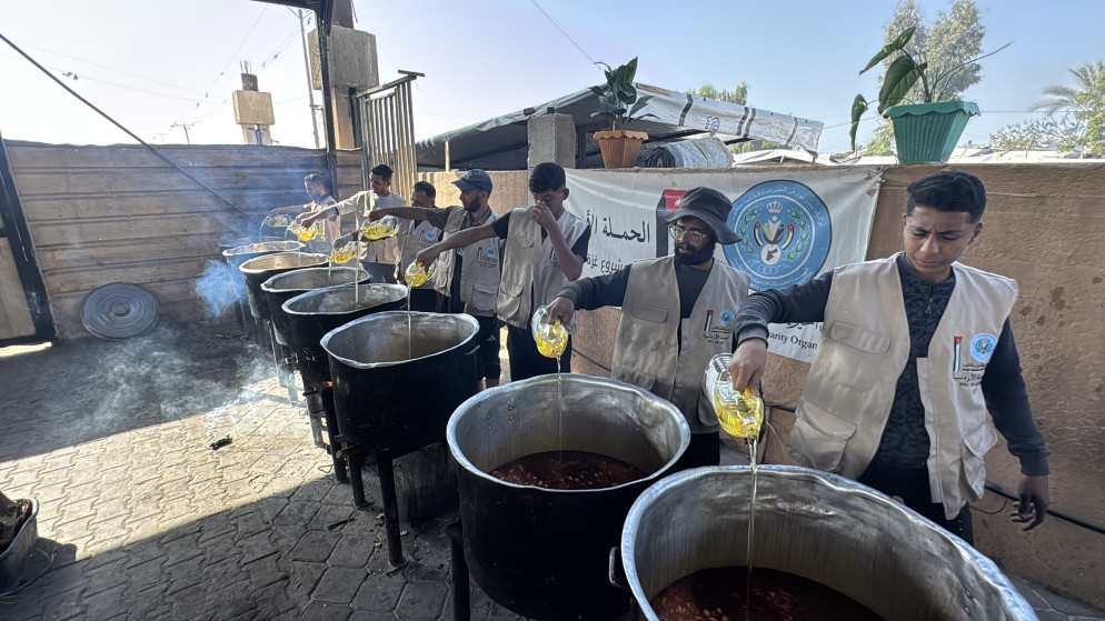 الحملة الأردنية الإغاثية توزع وجبات أرز ولحم على النازحين جنوب قطاع غزة