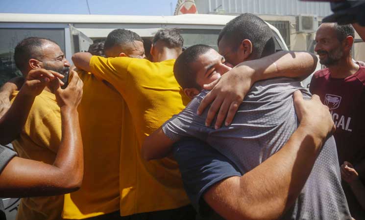 إسرائيل تفرج عن 13 فلسطينيا من غزة بعد اعتقالهم في ظروف قاسية