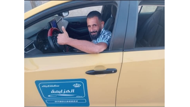 سائق تكسي يعيد علبة تحتوي على مصاغ ذهبي لأصحابها