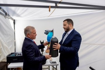 الملك يطلع على عمل وحدات دعم مبتوري الأطراف المتنقلة التابعة لـ"استعادة الأمل"