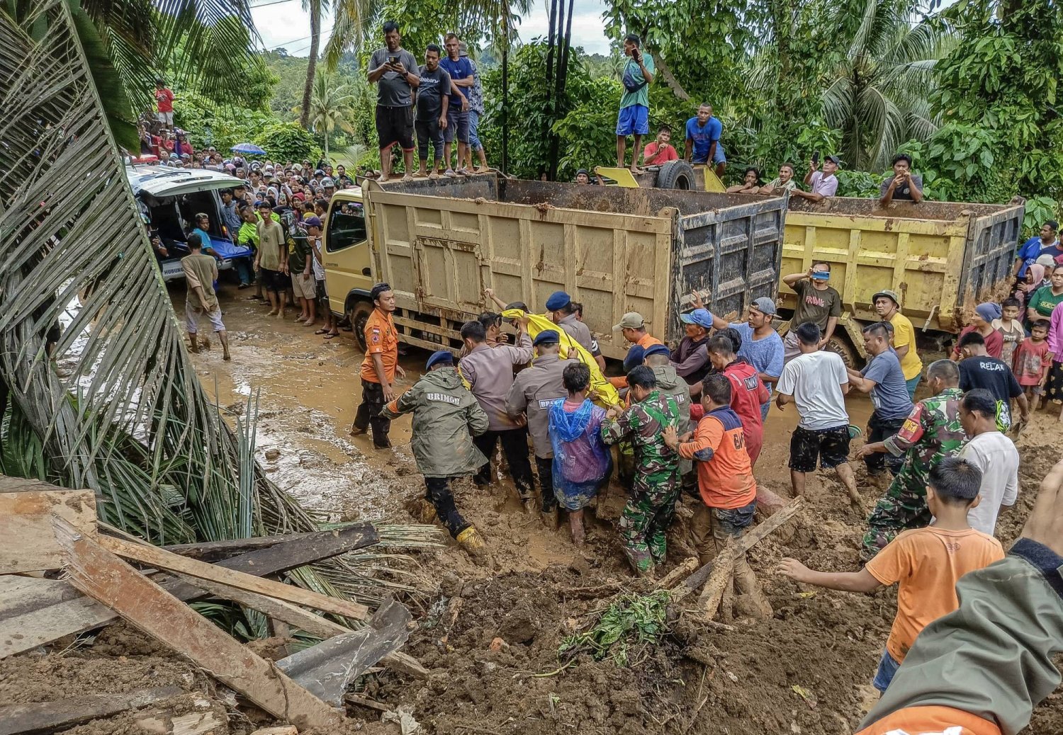 ارتفاع حصيلة الفيضانات في إندونيسيا إلى 50 قتيلًا