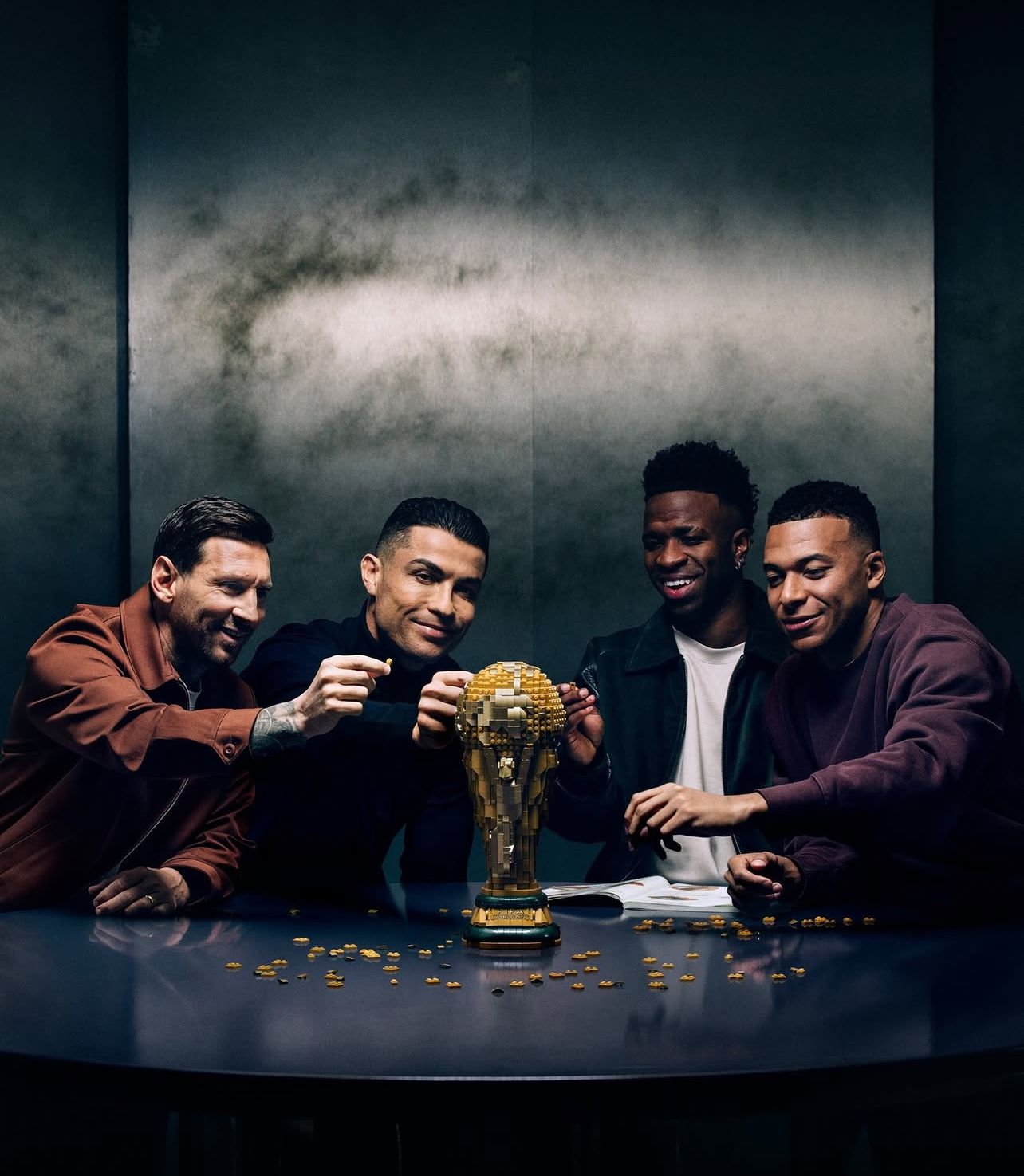 أربعة من أساطير الكرة على طاولة واحدة… ما وراء المشهد