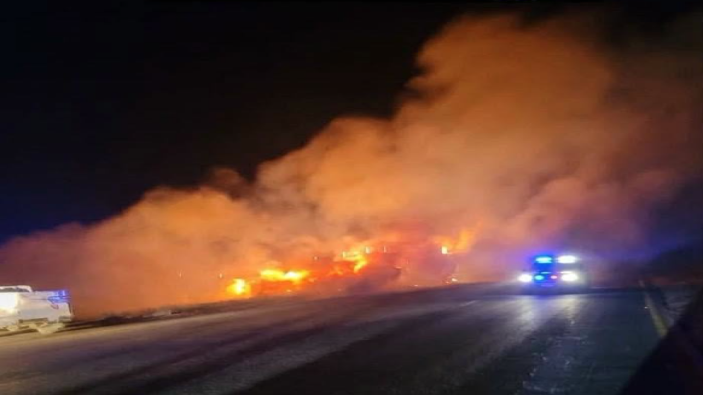الدوريات الخارجية تتعامل مع حريق صهريج في النقب