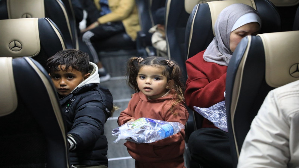 القوات المسلحة تجلي الدفعة الـ20 من أطفال غزة المرضى للعلاج بالأردن