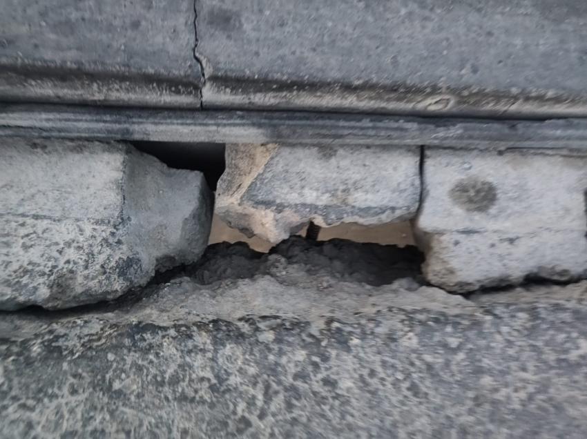 انهيارات جانبية وتشققات تهدد جسر حيوي بمحاذاة مركز أمن معان