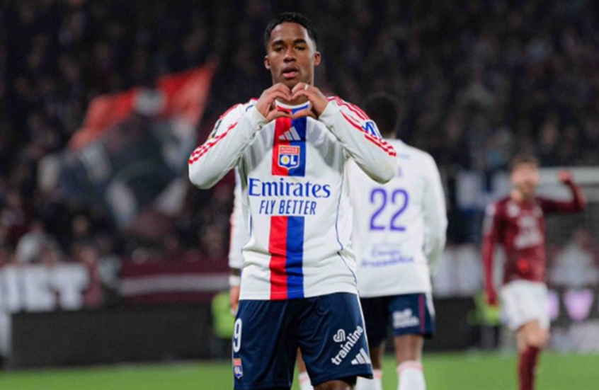 هاتريك  ..  إندريك يقود ليون لاكتساح ميتز في الدوري الفرنسي