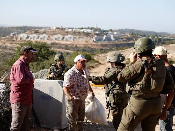 مستوطنون يهاجمون مسجدا بالضفة والجيش يعتقل 7 فلسطينيين