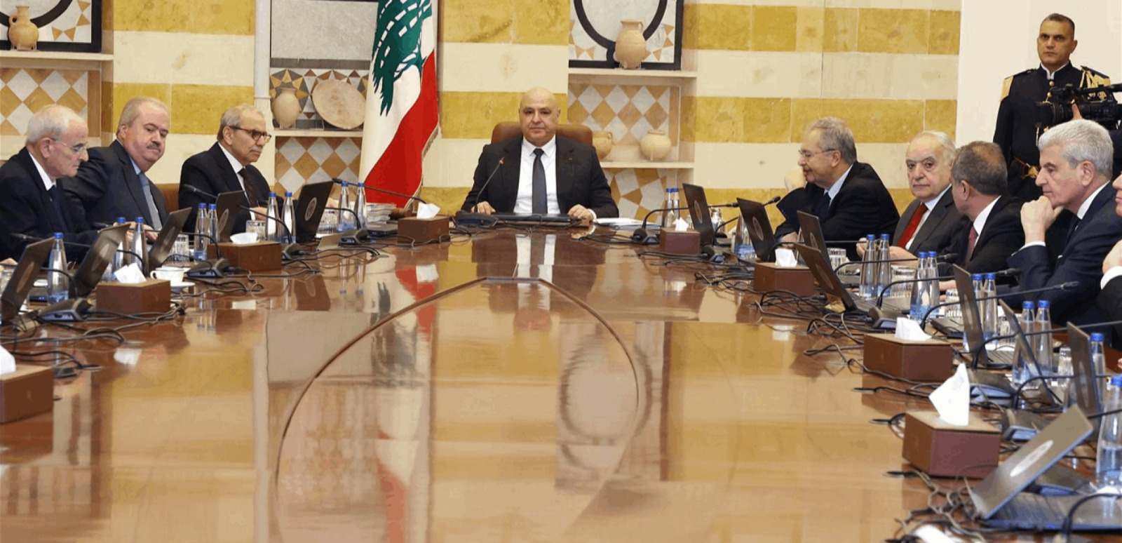 لبنان يمنح الموظفين ستة رواتب إضافية ..  التفاصيل