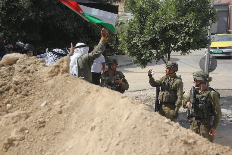 شهيد وإصابات باعتداءات للاحتلال بالضفة 