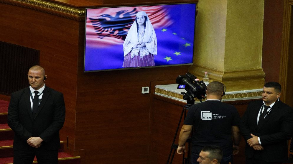 وزيرة ذكاء اصطناعي تلقي كلمة أمام برلمان ألبانيا