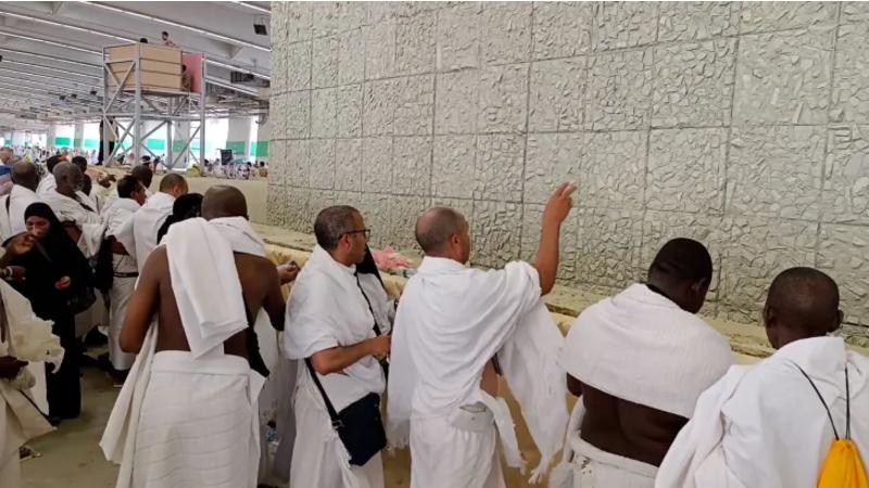 الحجاج يواصلون نسكهم في يوم القرّ